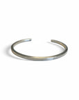 Pulsera esclava lisa de plata de Sophia Schneider Joyas, diseño minimalista abierto de 2mm de espesor.
