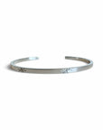 Pulsera esclava abierta de plata de Sophia Schneider Joyas con diseño de estrellas grabadas y 2mm de espesor
