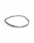 Pulsera irregular de plata martillada de Sophia Schneider Joyas con 3mm de espesor y diseño minimalista
