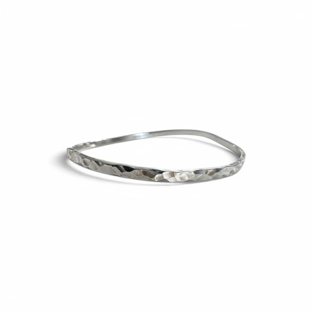 Pulsera irregular de plata de Sophia Schneider Joyas con acabado martillado y diseño minimalista de 3mm de espesor