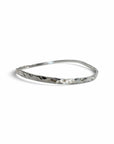Pulsera irregular de plata de Sophia Schneider Joyas con acabado martillado y diseño minimalista de 3mm de espesor