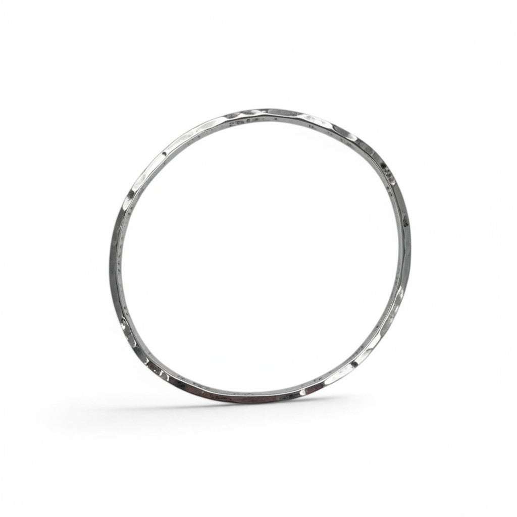 Pulsera irregular de plata de Sophia Schneider Joyas con acabado martillado y 3mm de espesor