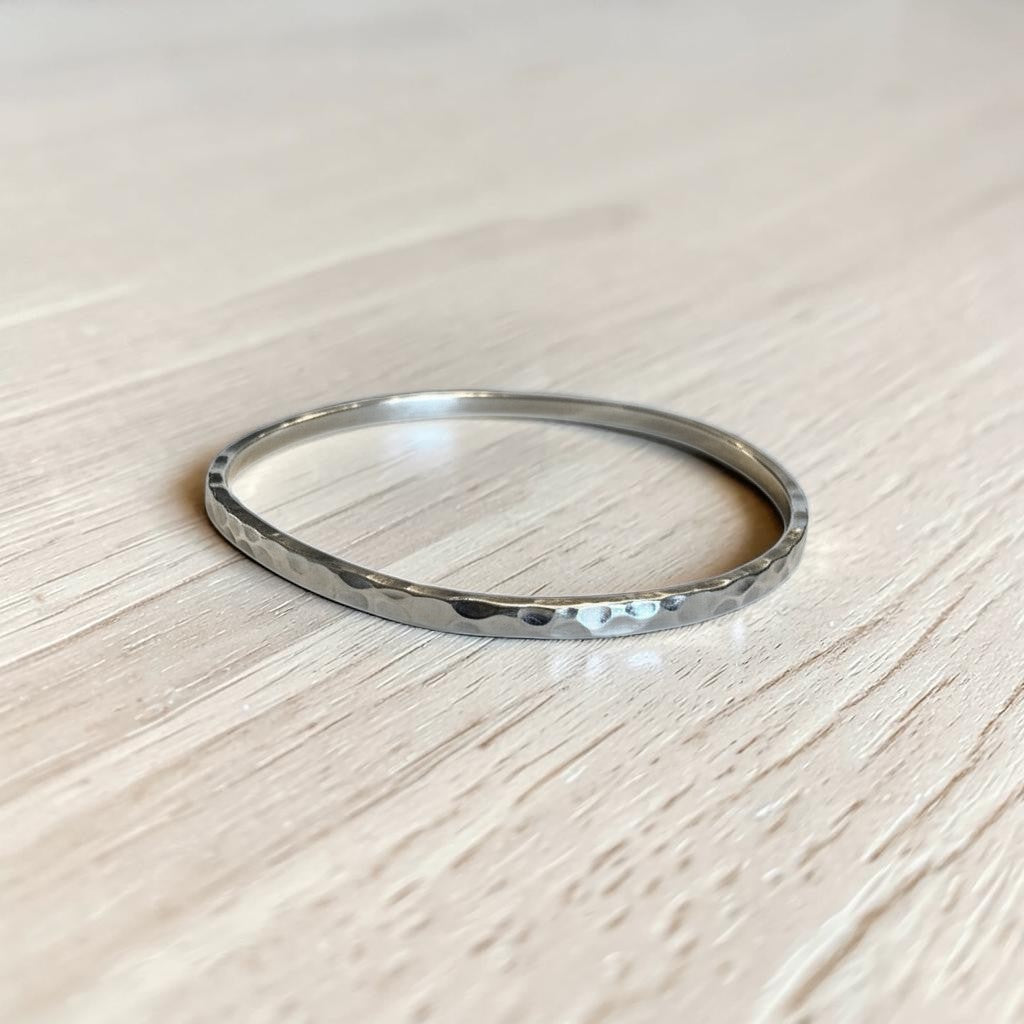 Pulsera rígida irregular de plata de Sophia Schneider Joyas con acabado martillado y 3mm de espesor