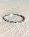 Pulsera rígida irregular de plata de Sophia Schneider Joyas con acabado martillado y 3mm de espesor