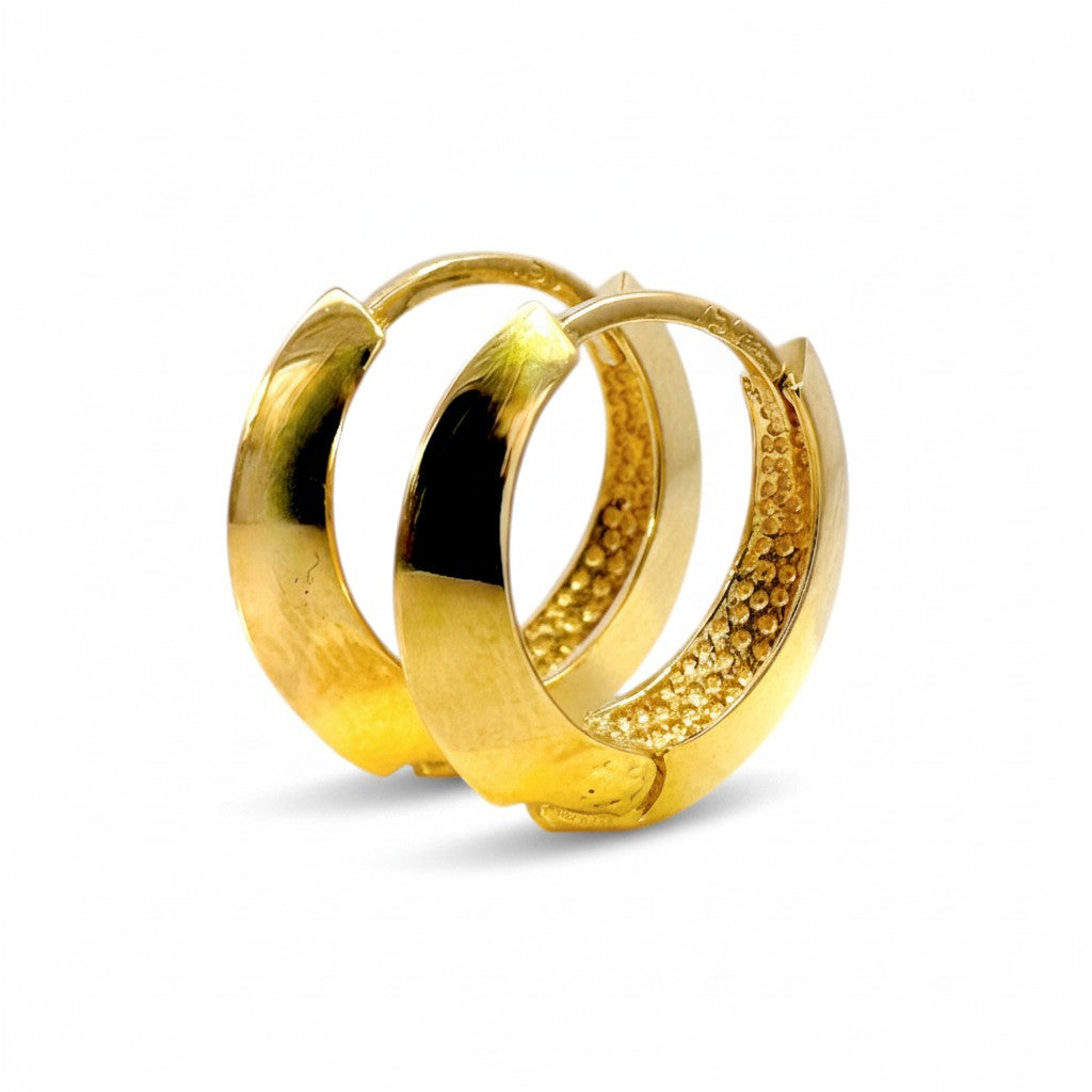 Sophia Schneider Joyas 18K gold curved profile hoop earrings, 15mm diameter, polished finish.