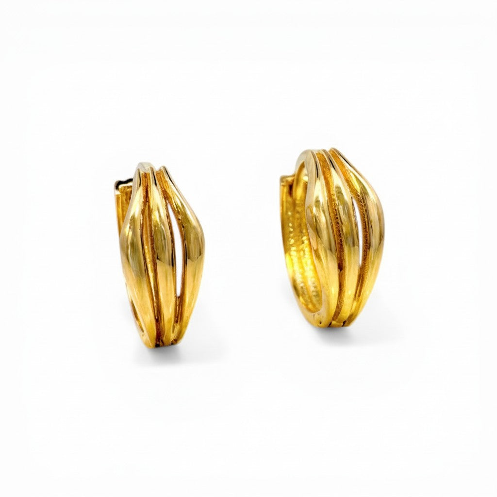 Sophia Schneider Joyas 18K gold hoop earrings, 15mm, with organic volume and soft lines.