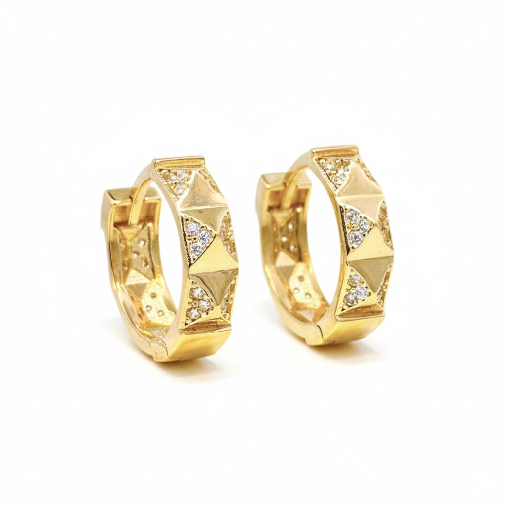 Sophia Schneider Joyas 18K gold oval hoop earrings with textured pyramid details and brilliant-cut diamonds.