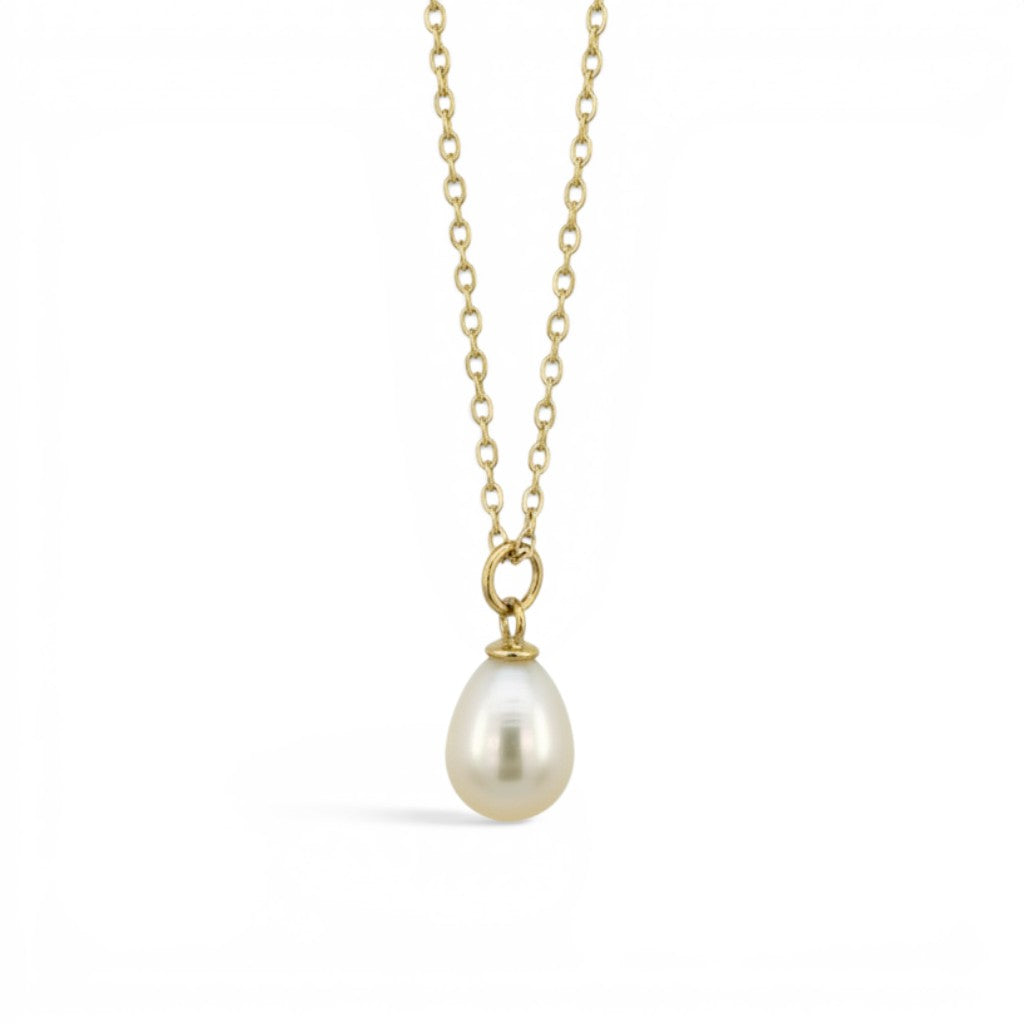 Sophia Schneider Joyas 18K gold necklace with a single oval pearl pendant on a delicate chain.