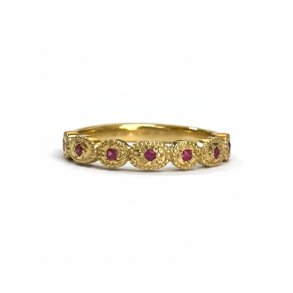 Sophia Schneider Joyas 18K yellow gold band ring with alternating round rubies and ornate filigree details.