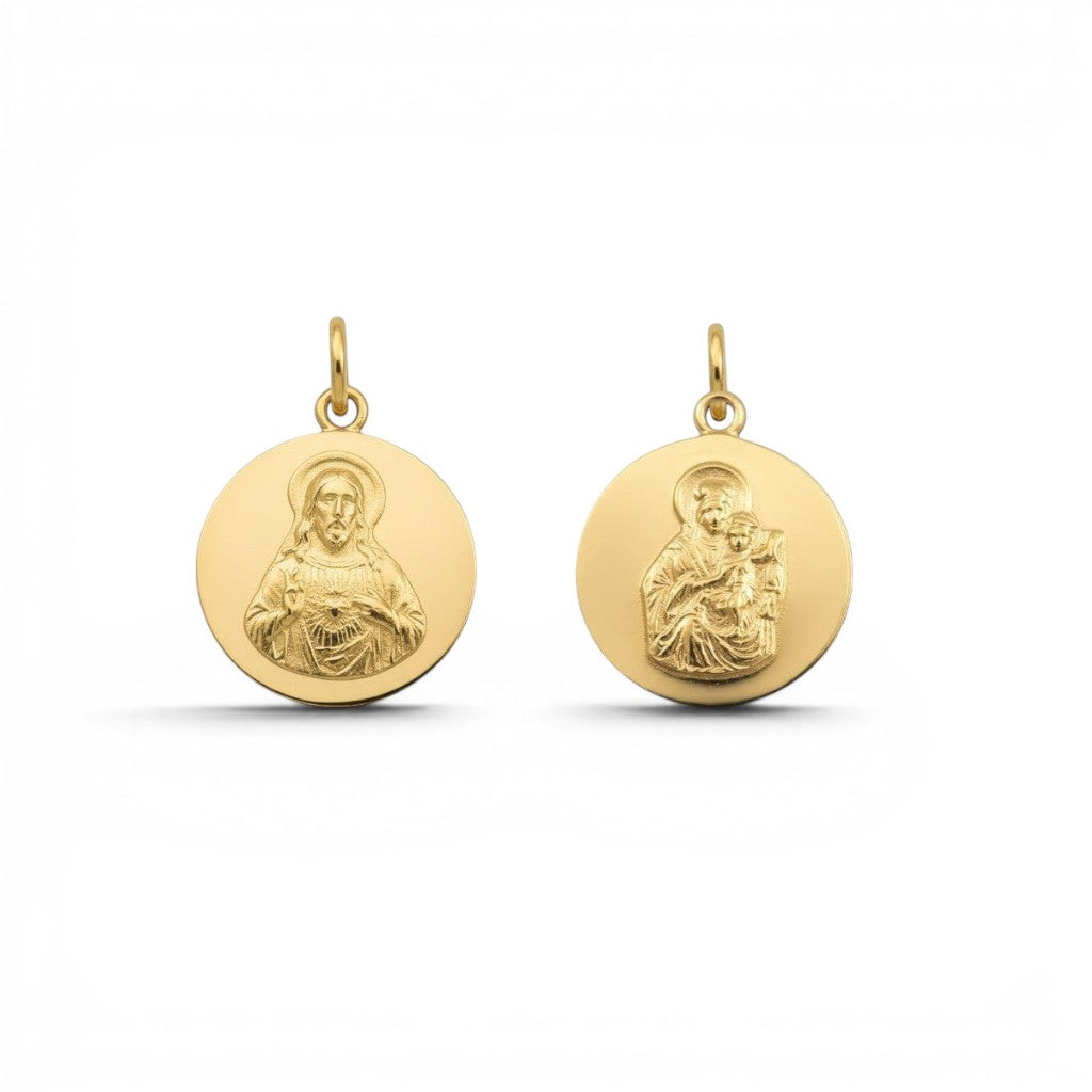 Sophia Schneider Joyas 18K gold scapular medal featuring Jesus with Sacred Heart detail. 12mm, 1.8gr.