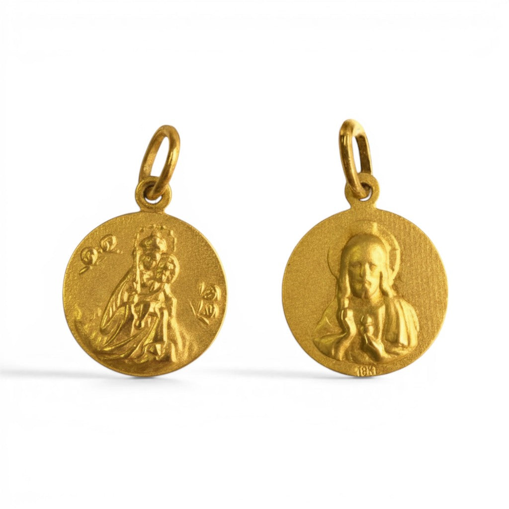 Sophia Schneider Joyas 18K yellow gold scapular medal featuring religious figures. Measures 2.2cm.