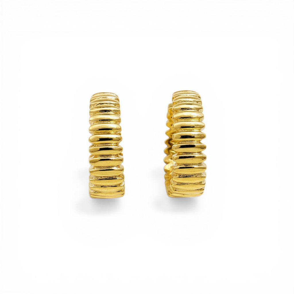 Sophia Schneider Joyas 18K gold textured wavy hoop earrings, 15mm diameter, sophisticated everyday wear.