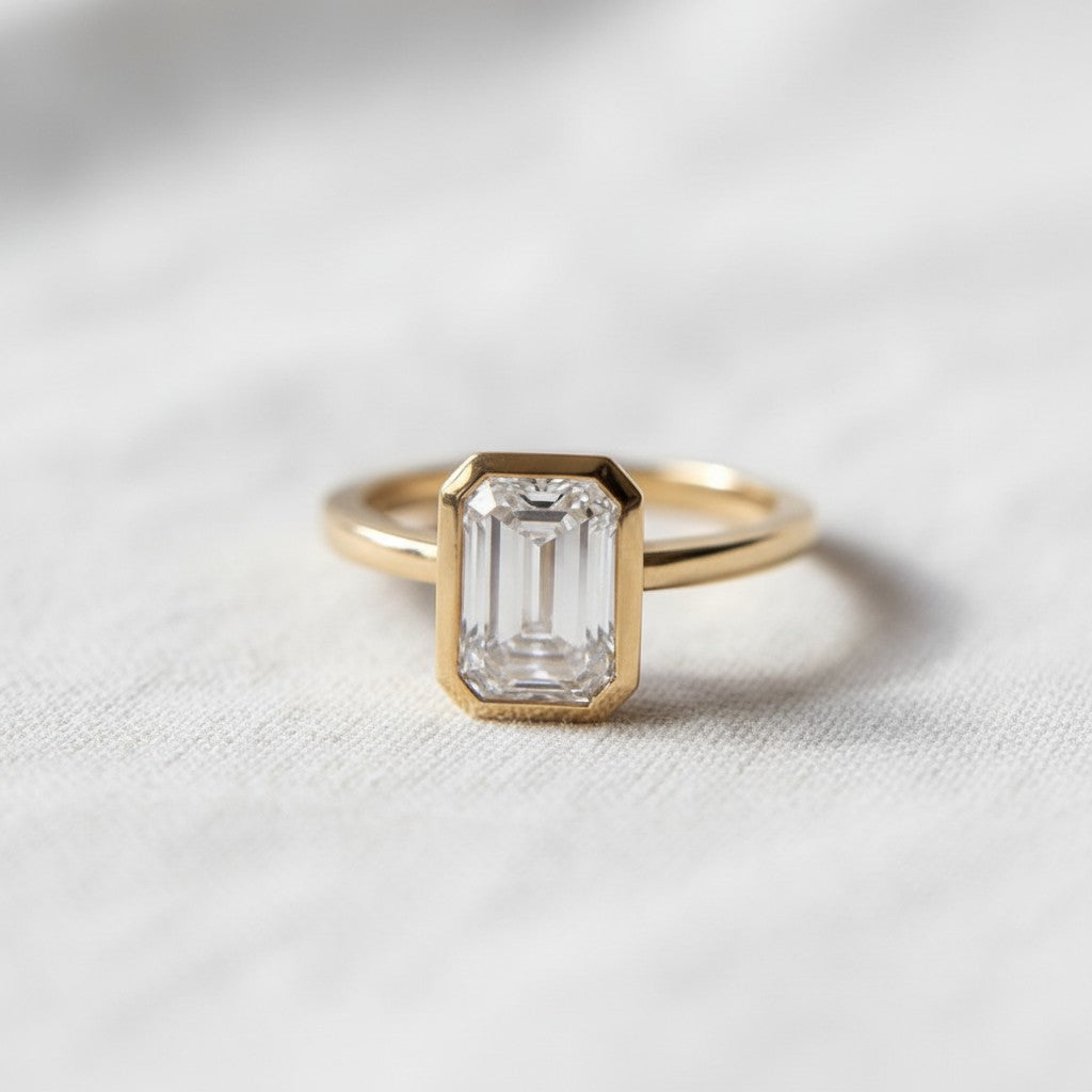 Anillo solitario Sophia Schneider Joyas de oro amarillo 18K con diamante de laboratorio de corte esmeralda de 1,5 ct engastado en bisel.