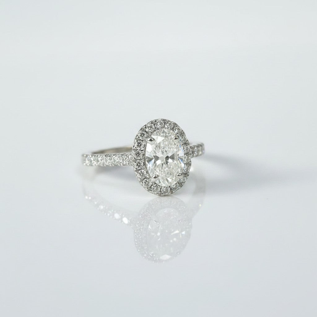 Anillo de platino Sophia Schneider Joyas con diamante de laboratorio oval de 1 ct en halo y pavé de brillantes en la banda.