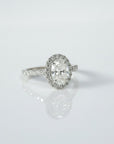 Anillo de platino Sophia Schneider Joyas con diamante de laboratorio oval de 1 ct en halo y pavé de brillantes en la banda.