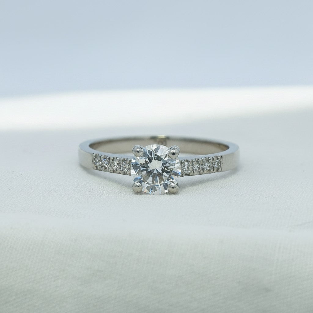 Anillo solitario de platino Sophia Schneider Joyas con diamante de laboratorio brillante de 0,60 ct y diamantes laterales.