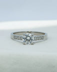 Anillo solitario de platino Sophia Schneider Joyas con diamante de laboratorio brillante de 0,60 ct y diamantes laterales.