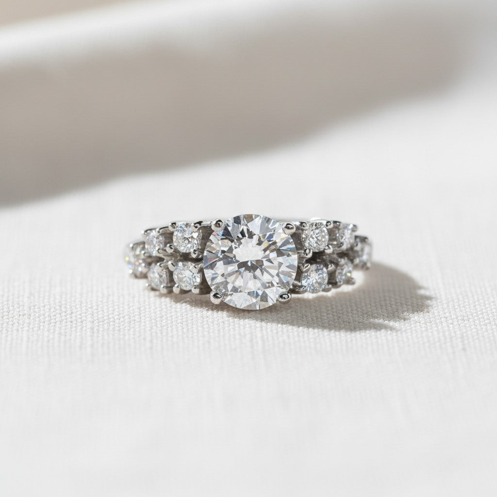 Anillo solitario de platino Sophia Schneider Joyas con diamante de laboratorio de 1,5 ct y brillantes de 0,35 ct. Diseño con múltiples gemas.