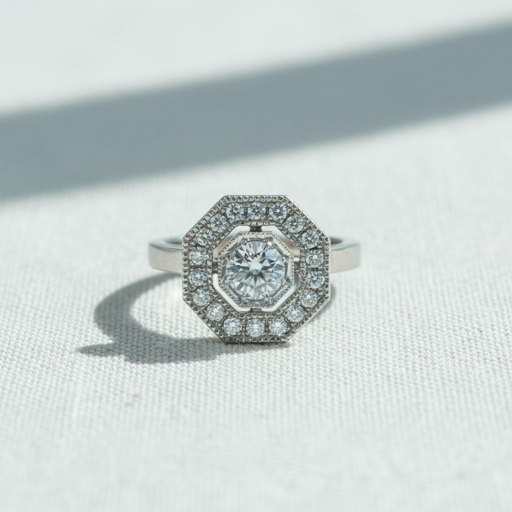 Anillo de platino Sophia Schneider Joyas con diamante de laboratorio de 0,54 ct y halo octogonal de diamantes naturales.