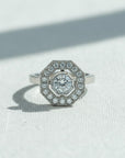 Anillo de platino Sophia Schneider Joyas con diamante de laboratorio de 0,54 ct y halo octogonal de diamantes naturales.
