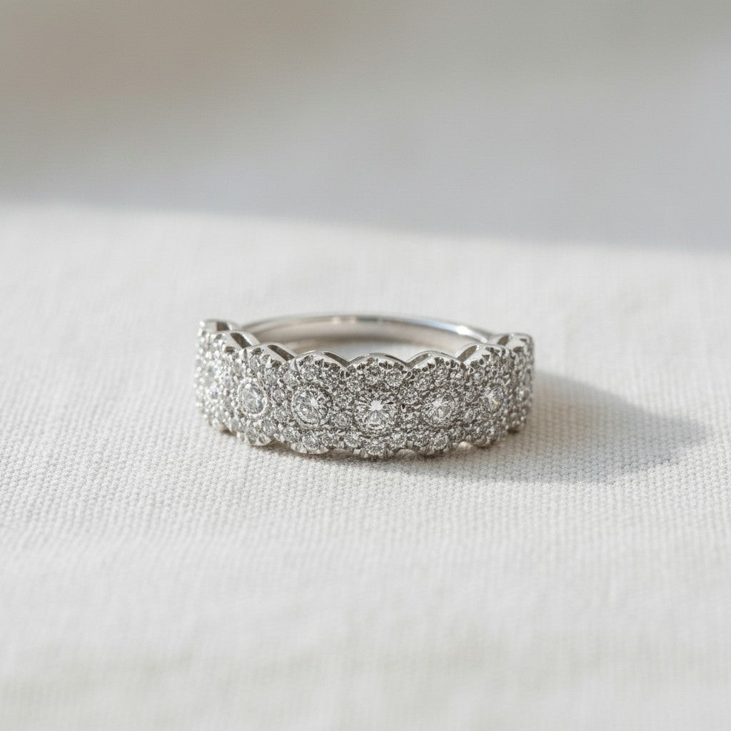 Anillo cintillo Sophia Schneider Joyas de platino con 7 diamantes centrales y 56 diamantes en halo, corte brillante.