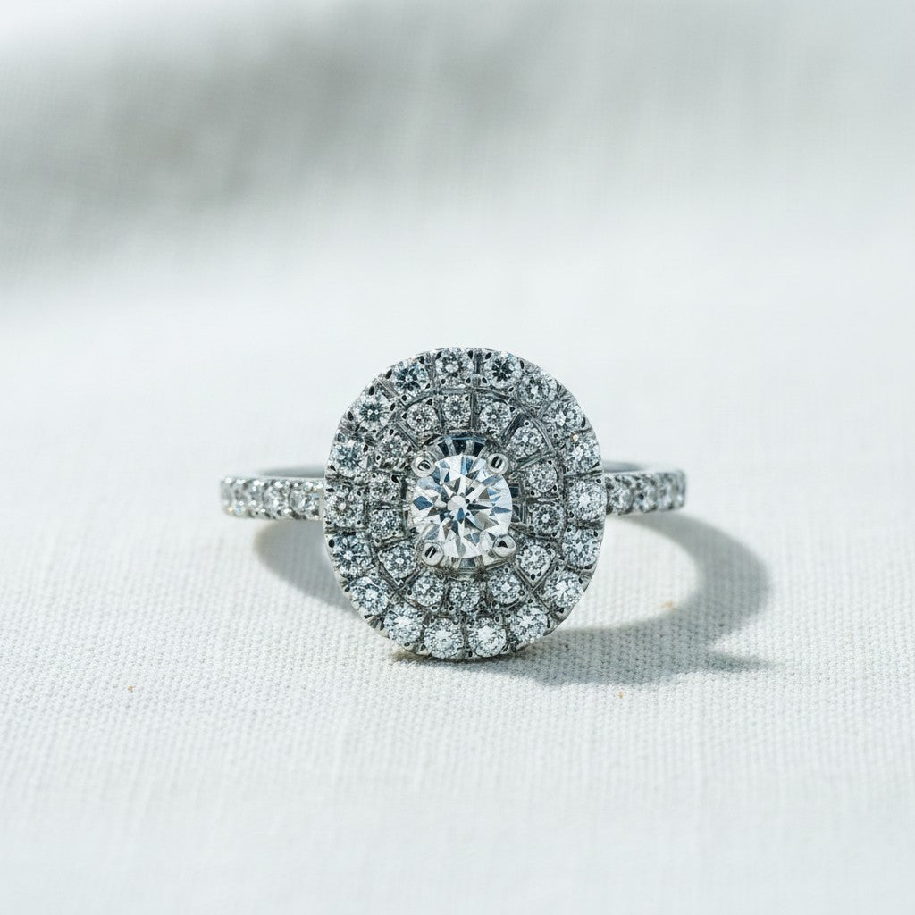Anillo de platino Sophia Schneider Joyas con diamante central de 0,3 ct y doble halo de diamantes engastados en grifa.