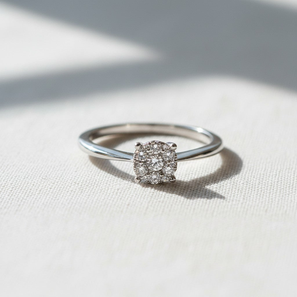 Anillo solitario de oro blanco 14K de Sophia Schneider Joyas con un cluster de diamantes de talla brillante de 0,04 ct al centro.