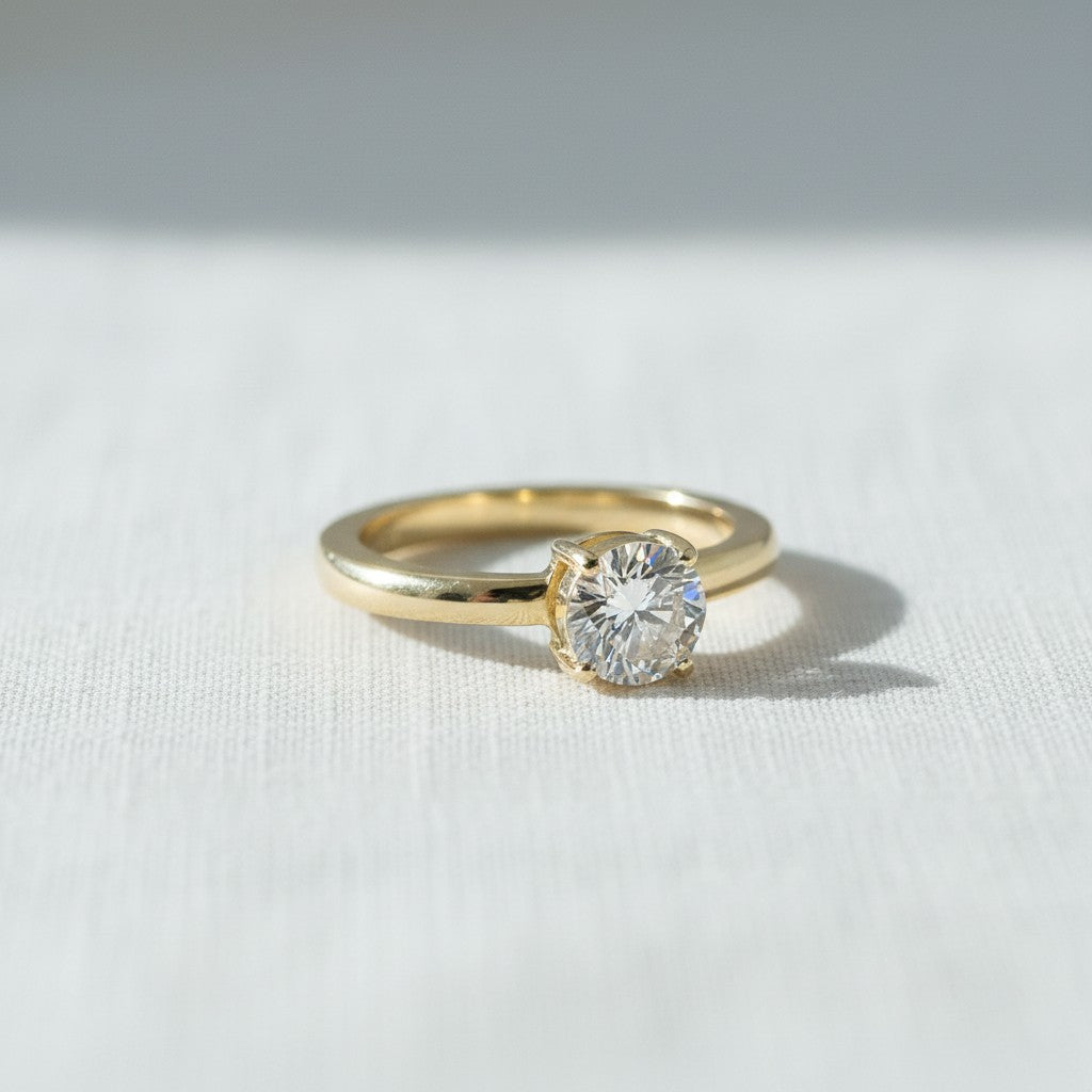 Anillo solitario Sophia Schneider Joyas de oro amarillo 18K con diamante de laboratorio de corte brillante de 0,95 ct, hecho a mano.
