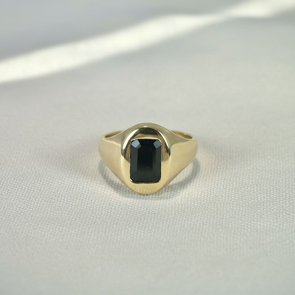 Sophia Schneider Joyas anillo sello oro amarillo 18K con zafiro rectangular negro engastado en bisel.