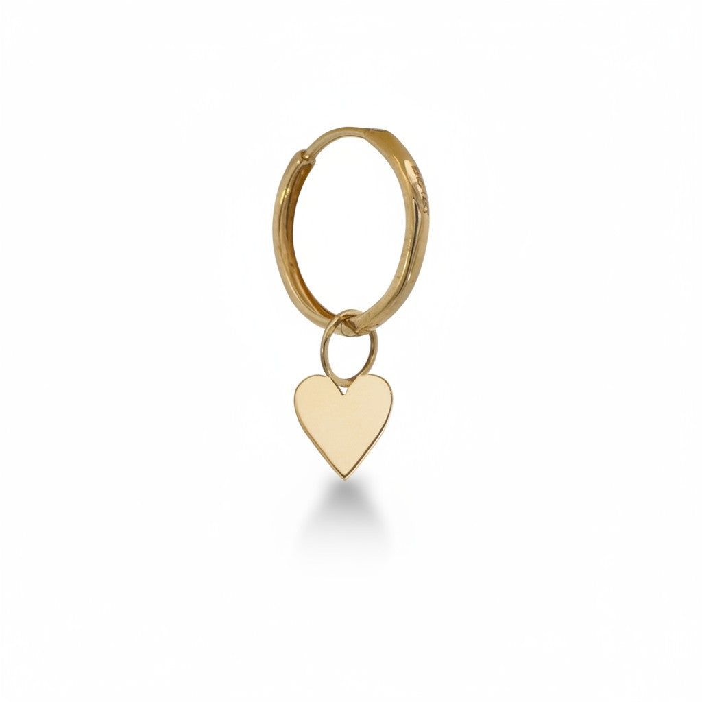 Aro argolla de oro 14K de Sophia Schneider Joyas con charm de corazón colgante. Disponible en dos tamaños.