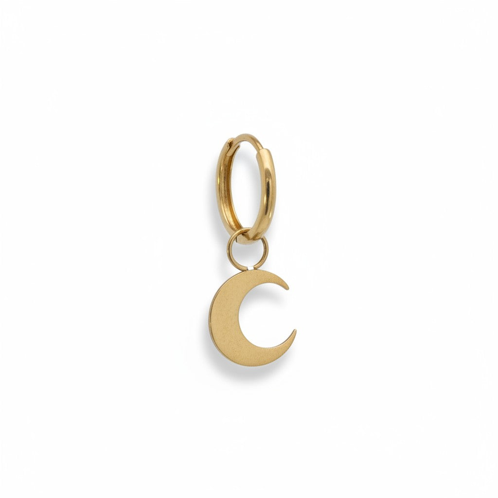 Aro argolla de oro amarillo de 14K con charm de luna colgante de Sophia Schneider Joyas.