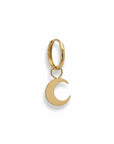 Aro argolla de oro amarillo de 14K con charm de luna colgante de Sophia Schneider Joyas.