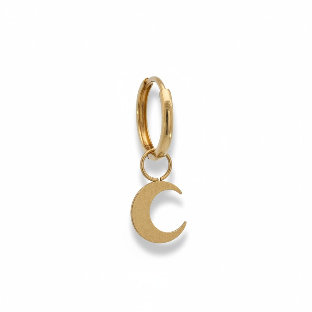 Aro argolla de oro de 14K con charm de luna colgante de Sophia Schneider Joyas.