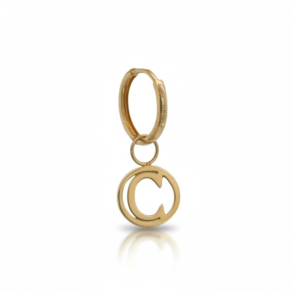 Aro argolla mediana de oro amarillo de 14K con charm de letra C calada. Sophia Schneider Joyas.