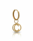 Aro argolla mediana de oro amarillo de 14K con charm de letra C calada. Sophia Schneider Joyas.