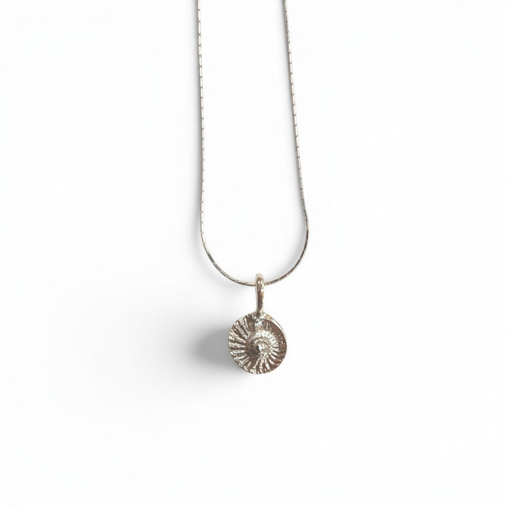 Collar Medalla Espiral de Plata con Cadena OPIA de Sophia Schneider Joyas. Colgante plateado con diseño de espiral y cadena fina.