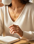 Collar de oro de 14K de Sophia Schneider Joyas con colgante de medalla con la inicial B.