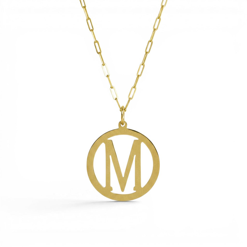 Collar Sophia Schneider Joyas de oro 14K con cadena de eslabones mini y medalla grande con inicial "M" calada.