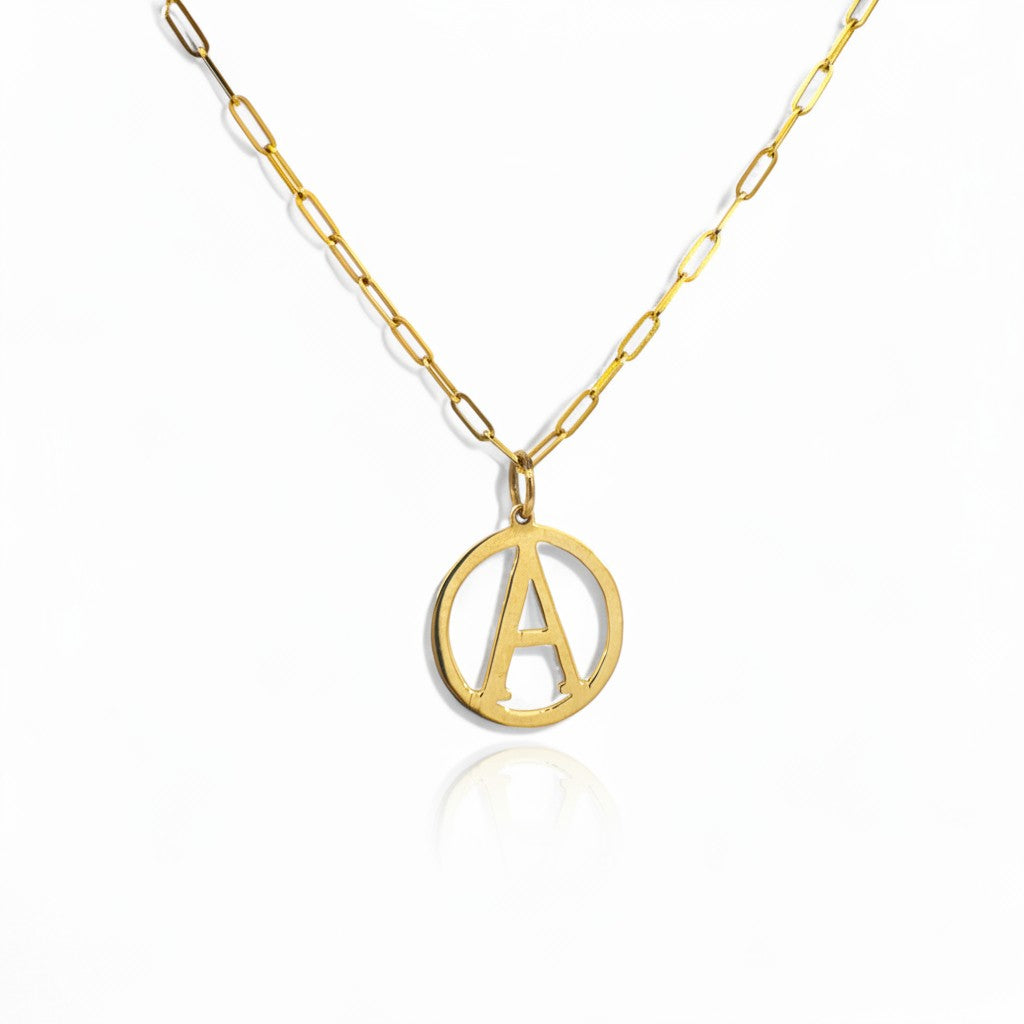 Sophia Schneider Joyas collar de oro de 14K con eslabones pequeños y medalla circular con inicial "A"