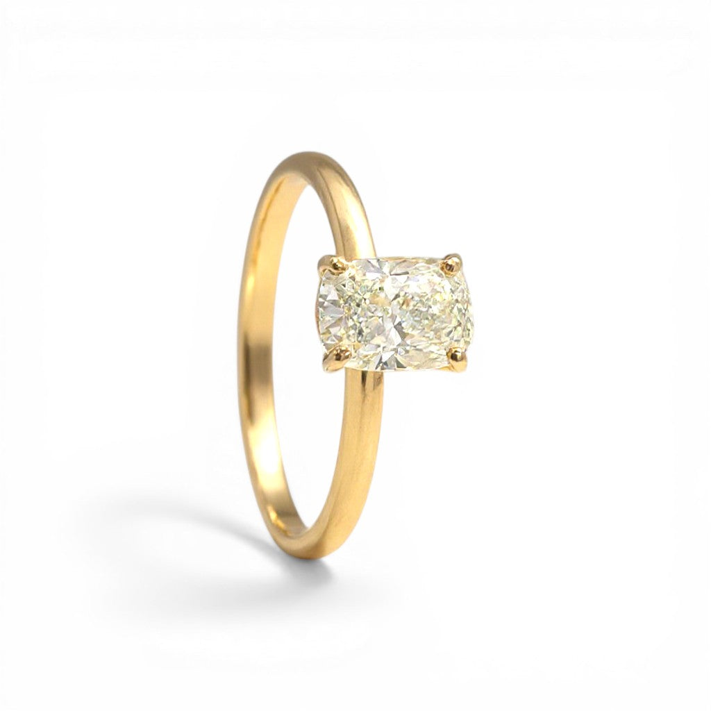 Sophia Schneider Joyas 18K gold ring with 1.01 ct lab-created emerald-cut diamond, E-VVS2 clarity.