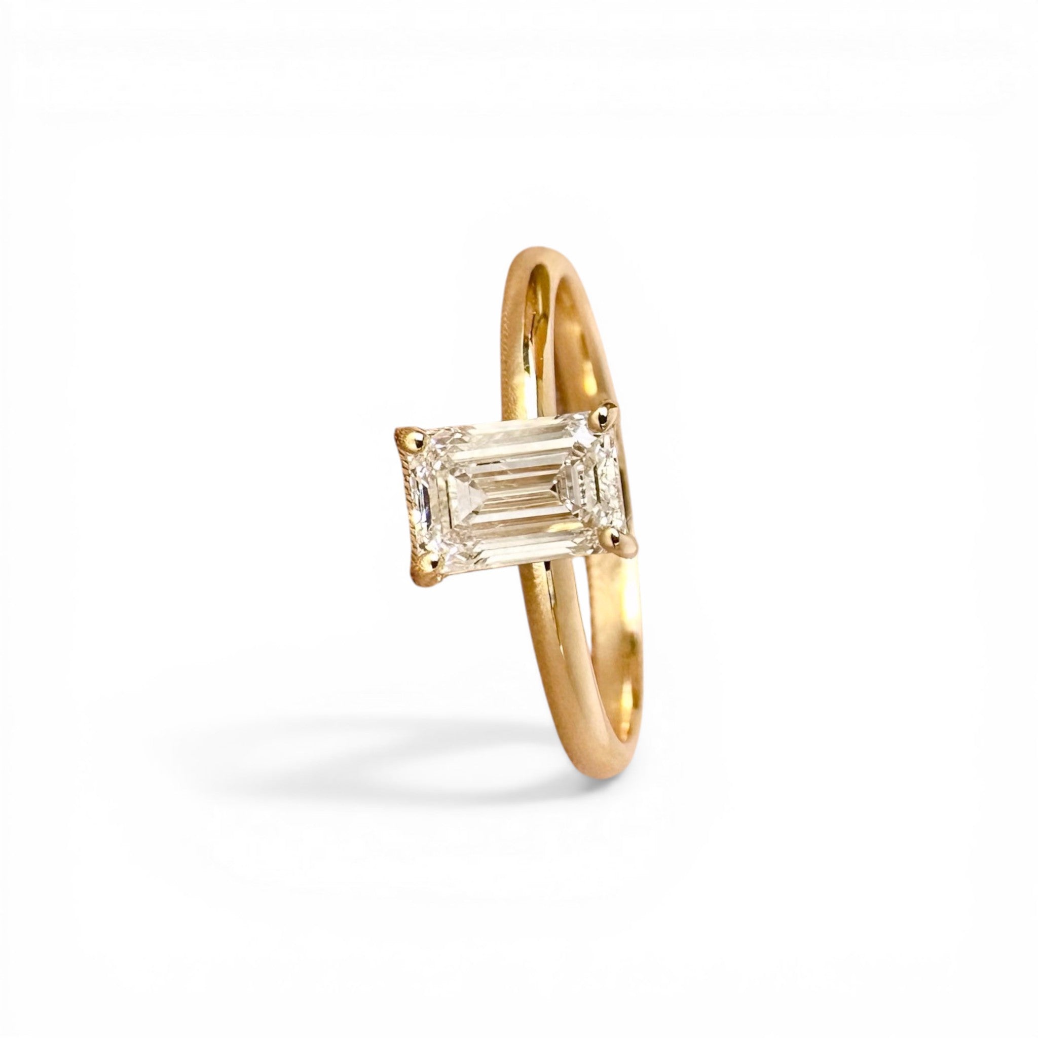 Sophia Schneider Joyas 18K gold ring with 1 ct emerald-cut lab diamond. Classic solitaire engagement ring.