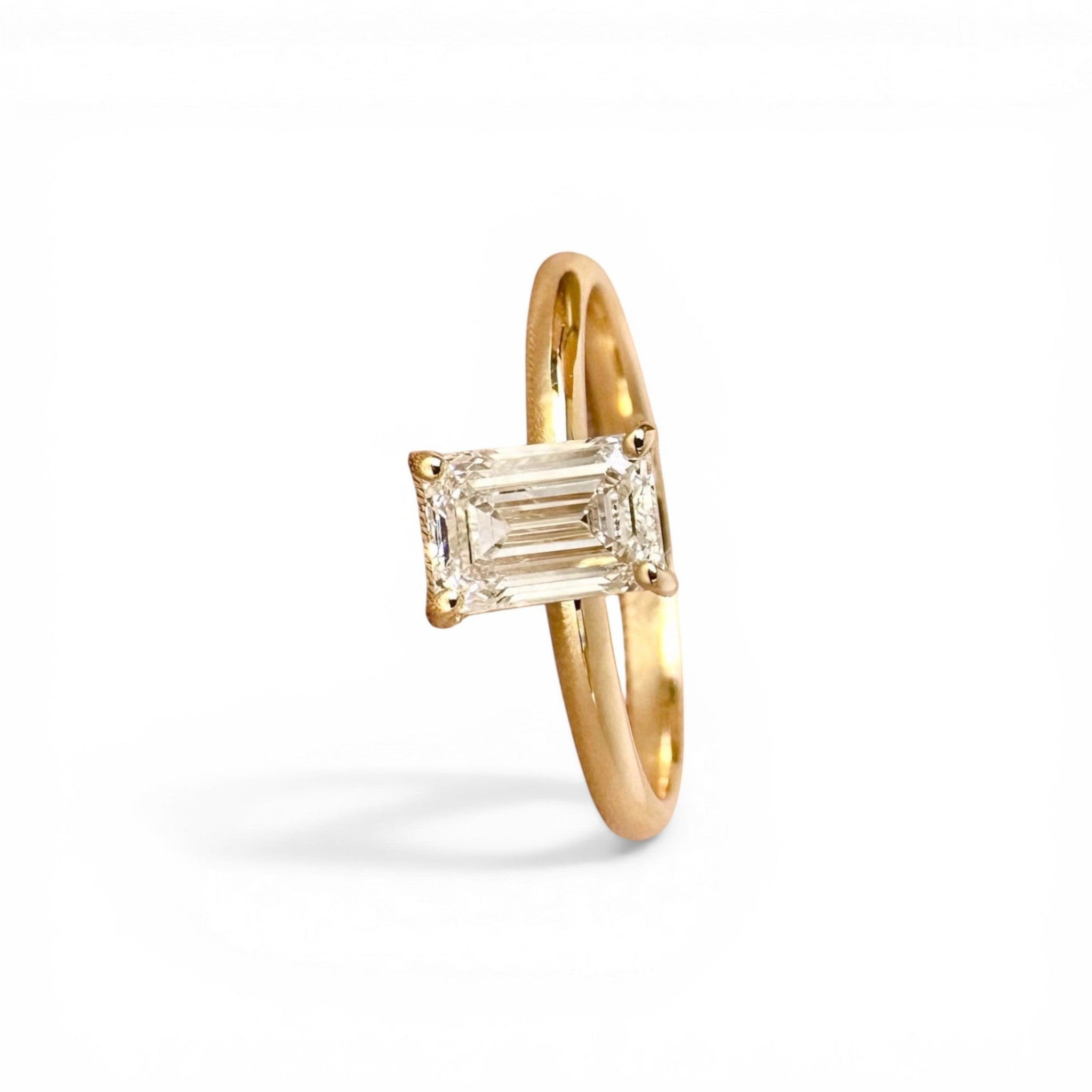 Sophia Schneider Joyas 18K gold ring with 1 ct emerald-cut lab diamond. Classic solitaire engagement ring.