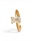 Sophia Schneider Joyas 18K gold ring with 1 ct emerald-cut lab diamond. Classic solitaire engagement ring.