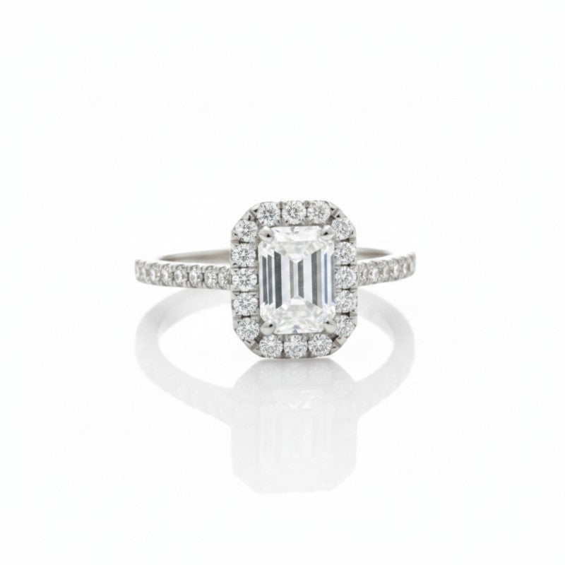 Sophia Schneider Joyas 18K white gold ring with 1.09 ct emerald-cut lab diamond and halo of brilliant-cut diamonds.
