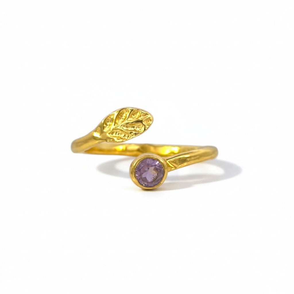 Sophia Schneider Joyas gold-plated silver adjustable ring with leaf design and amethyst stone.