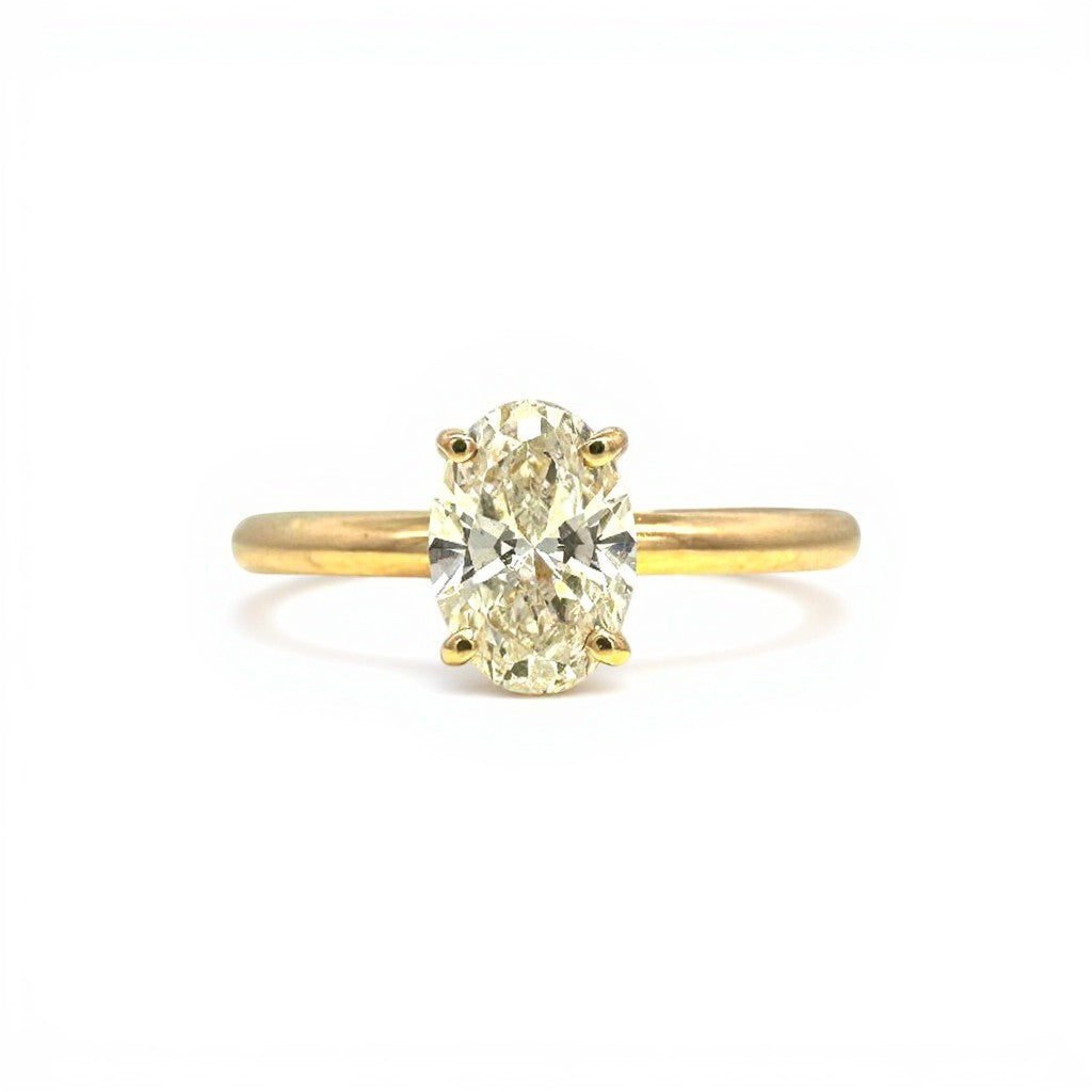 Sophia Schneider Joyas 18K yellow gold ring with a 1.11 ct oval lab-grown diamond, E-VVS2 clarity.