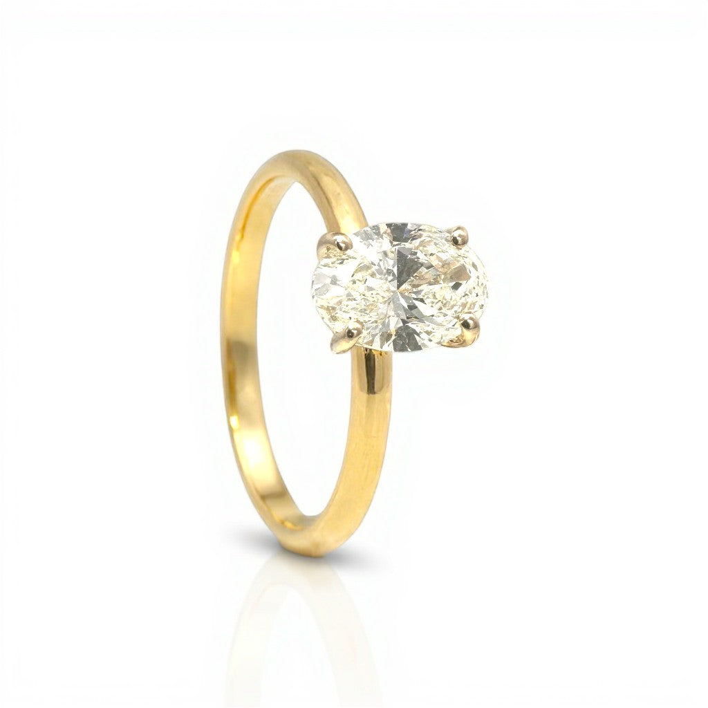 Sophia Schneider Joyas 18K yellow gold solitaire ring with a 1.11 ct oval lab-grown diamond.