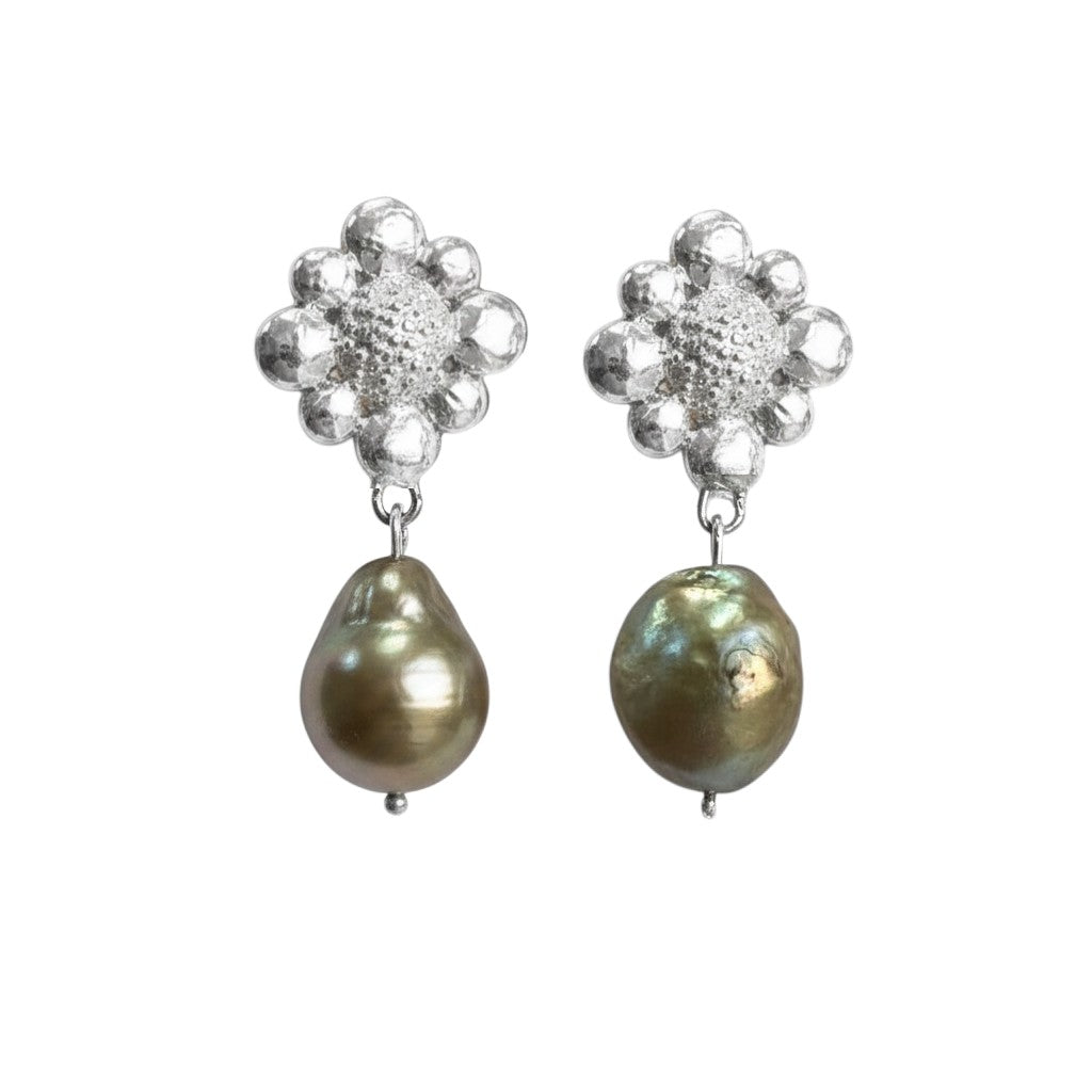 Sophia Schneider Joyas silver flower earrings with irregular green pearls