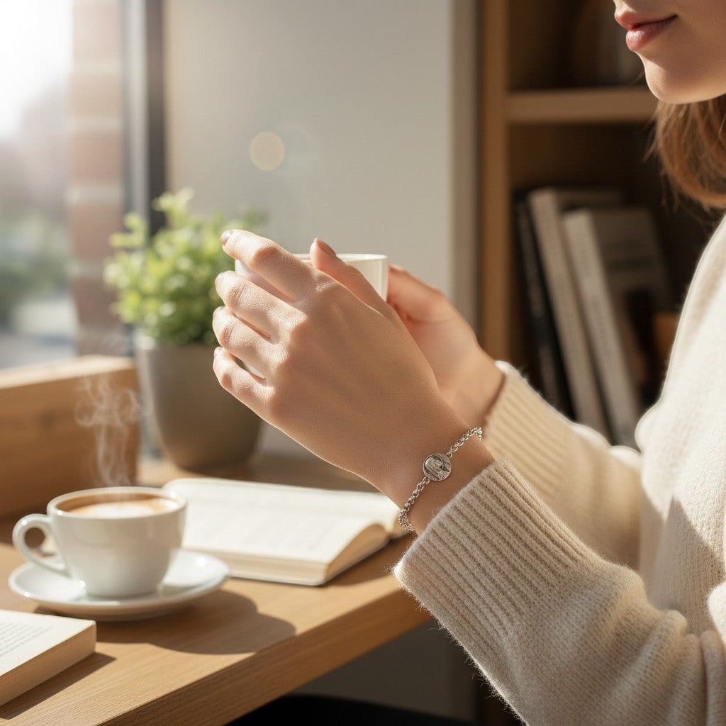 Sophia Schneider Joyas sterling silver 925 chain bracelet with 12mm circular Virgin Mary medal, 18cm length.