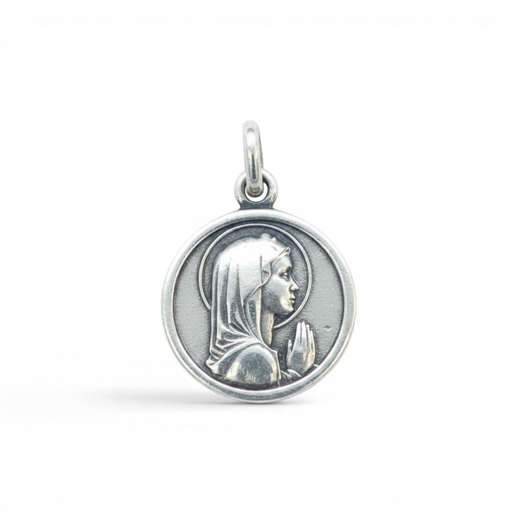 Sophia Schneider Joyas 14mm silver medal with profile of praying Virgin Mary, customizable with engraving.